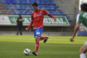 El centrocampista cántabro durante un encuentro con el Numancia. / DIEGO MAYOR-