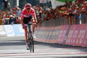 Tom Dumoulin cruza en solitario la meta de la 16ª etapa del Giro.-LUK BENIES / AFP