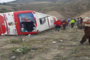 Un autobús de pasajeros se volcó en la zona andina de Ecuador.-EL PERIÓDICO