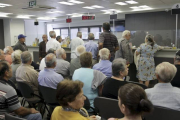 La gente espera en el interior de un banco en Atenas.-Foto:   STRINGER / REUTERS