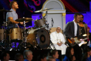 El Papa presencia la actuación del grupo The Fray en el Encuentro Mundial de las Familias celebrado en Filadelfia.-EFE / TONY GENTILE