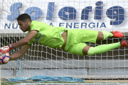 Munir detiene un balón durante un entrenamiento.-VALENTÍN GUISANDE