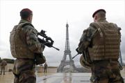 Militares franceses patrullan cerca de la torre Eiffel, en París.-REUTERS / PHILIPPE WOJAZER