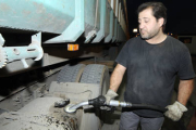 Un camionero repostando en una gasolinera. / VALENTÍN GUISANDE-