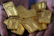 Casi una tonelada métrica de oro recuperó Apple el año pasado de sus iPhones reciclados.-INDRANIL MUKHERJEE / AFP
