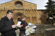 Turistas en la capital el Jueves Santo. / D. M. -