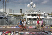 Yates, mantas y turistas en el Port Vell.-FERRAN SENDRA