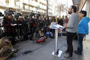 Benet Salellas y Anna Gabriel, diputados de la CUP, en rueda de prensa tras la reunión del consejo político de la formación y su Grupo de Acción Parlamentaria.-EFE