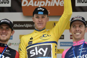 El podio del Dauphiné: Christopher Froome, el ganador, escoltado por Tejay Van Garderen (izquierda), segundo, y Rui Costa (derecha), tercero.-Foto: AFP / ERIC FEFERBERG