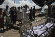 Funeral por cinco de los niños fallecidos en el nuevo hundimiento de una embarcación de rohingyas, en Coxs Bazar (Bangladés), el 9 de octubre.-GETTY IMAGES / PAULA BRONSTEIN