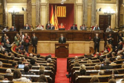 Puigdemont, en el estrado del Parlament, el martes de la semana pasada.-JULIO CARBÓ