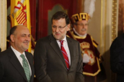 Mariano Rajoy habla con el presidente del Constitucional, Francisco Pérez de los Cobos, durante los actos con motivo del aniversario de la Carta Magna.-Foto: AGUSTÍN CATALAN