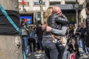 Varias personas lloran tras depositar flores en el lugar en el que fue asesinado un policia durante un ataque yihadista perpetrado en la avenida de los Campos Eliseos de París.-EFE / CHRISTOPHE PETIT TESSON