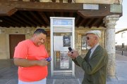 Carlos y Jesús se colocan delante de un servicio que sólo utilizan muy de vez en cuando, pero que querrían mantener en el pueblo.-- J.M. LOSTAU