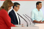 Díaz, López y Sánchez, durante el debate electoral de las primarias del PSOE.-AFP