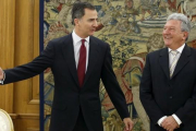 El diputado Pedro Quevedo, de Nuevas Canarias, este miércoles en el Palacio de la Zarzuela.-EFE