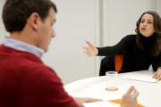 Inés Arrimadas conversa con Albert Rivera durante la ejecutiva nacional del partido.-JOSÉ LUIS ROCA