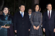 De derecha a izquierda: Renzi, junto a su esposa, Agnese Landini, el presidente chino, Xi Jinping, y la esposa de este, Peng Liyuan, en un encuentro en Santa Margherita di Pula (Cerdeña), este miércoles.-EFE