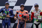 Valentino Rossi (Yamaha), Marc Márquez (Honda), que logró su pole nº 71, récord absoluto, y Cal Crutchlow (Honda), hoy en el corralito de Silverstone-ALEJANDRO CERESUELA
