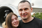 El director de cine Oleg Sentsov abraza a su hija Alina en el aeropuerto internacional de Kiev-Boryspil.-AFP / SERGEI SUPÌNSKY