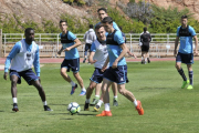 Los jugadores del Numancia en el regreso a los entrenamientos del equipo para preparar el vital partido ante Osasuna.-Valentín Guisande
