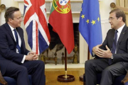 Cameron (izquierda), durante su encuentro con Passos Coelho, en Lisboa, este viernes.-AP / ARMANDO FRANCA