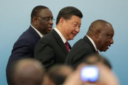 El presidente de China, Xi Jinping, entre los presidente de Sudáfrica, Cyril Ramaphosa, y del Senegal, Macky Sall, durante la cumbre China-África celebrada en Pekín el pasado 4 de septiembre.-LINTAO ZHANG (REUTERS)