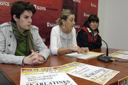 Rita López, acompañada de dos organizadores, presenta la nueva edición del Juvestival / ÁLVARO MARTÍNEZ-