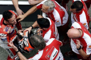 Toda Ducati ha felicitado hoy a Andrea Dovizioso por su 'pole' en el corralito de Sepang.-AFP / MANAN VATSYAYANA