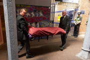 Traslado del cadáver de uno de los tres jóvenes grafiteros atropellados en el sur de Londres.-NIKLAS HALLE N / AFP