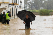 La lluvia deja autobuses convertidos en submarinos y vecinos atrapados en los tejados de sus casas FOTO: EFE / VÍDEO:ATLAS La lluvia deja autobuses convertidos en submarinos y vecinos atrapados en los tejados de sus casas-EFE
