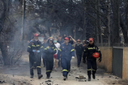 Un grupo de bomberos en una calle de Mati. /-AP / THANASSIS STAVRAKIS