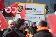 Los sindicatos cifran en el 95% el seguimiento por parte de los trabajadores del segundo y último día de huelga en el centro logístico de Amazon en San Fernando de Henares (Madrid).-FERNANDO VILLAR