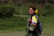 Una guerrillera de las FARC sonríe en el campamento del Bloque Alfonso Cano, en Cauca.-EFE / CHRISTIAN ESCOBAR MORA