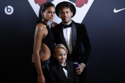 Neymar Jr. junto a su hijo y su novia, Bruna Marquezine, durante la gala del pasado domingo.-BENJAMIN CREMEL