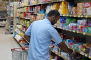 Un empleado repone suministros en un supermercado de Doha, capital de Qatar.-REUTERS / NASEEM ZEITOON