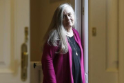 La escritora norteamericana Marilynne Robinson, en la sede de Galaxia Gutenberg en Barcelona.-JULIO CARBÓ