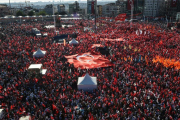 Manifestantes convocados por la oposición contra el golpe de Estado y el autoritarismo ocupan la plaza Taksim de Estambul.-AFP / BULENT KILIC