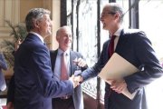 El Gobernador del Banco de España, Pablo Hernández de Cos, y el presidente del Instituto de la Empresa Familiar, Francisco J. Riberas, se saludan en Madrid.-DAVID CASTRO