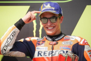 Marc Márquez (Honda) se señala la cabeza en el podio de Brno, haciendo referencia a su sabia decisión de no jugársela en carrera.-ALEJANDRO CERESUELA