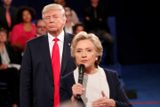 Hillary Clinton y Donald Trump, durante el debate del 9 de octubre en San Luis (Misuri).-REUTERS