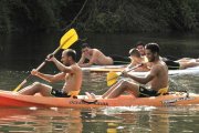 La plantilla del C.D. Numancia cambiaba ayer de planes y dejaba aparcado el césped de Los Pajaritos por las tranquilas aguas del río Duero.-Valentín Guisande