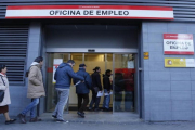 Colas en la oficina de empleo de Madrid.-