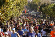 Participantes de la carrera popular Behobia-San Sebastián a su paso por las calles de la capital donostiarra.-EFE / JUAN HERRERO
