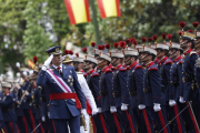 El rey Felipe VI pasa revista durante el acto central del Día de las Fuerzas Armadas, en las inmediaciones de la Plaza de la Lealtad de Madrid.-Javier Lizón / EFE