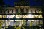 Lazos amarillos en torno al Parlament.-EL PERIÓDICO