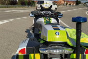 Moto de la Guardia Civil en la carretera.-HDS