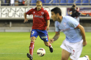 Adrián Ripa durante un partido de la primera vuelta en Los Pajaritos. / VALENTÍN GUISANDE-