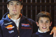 El norteamericano Nicky Hayden y Marc Márquez, el día que se conocieron en 2008.-REPSOL MEDIA