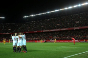 Los jugadores del Sevilla se abrazan tras conseguir un gol en el Sánchez Pizjuán.-REUTERS / MARCELO DEL POZO